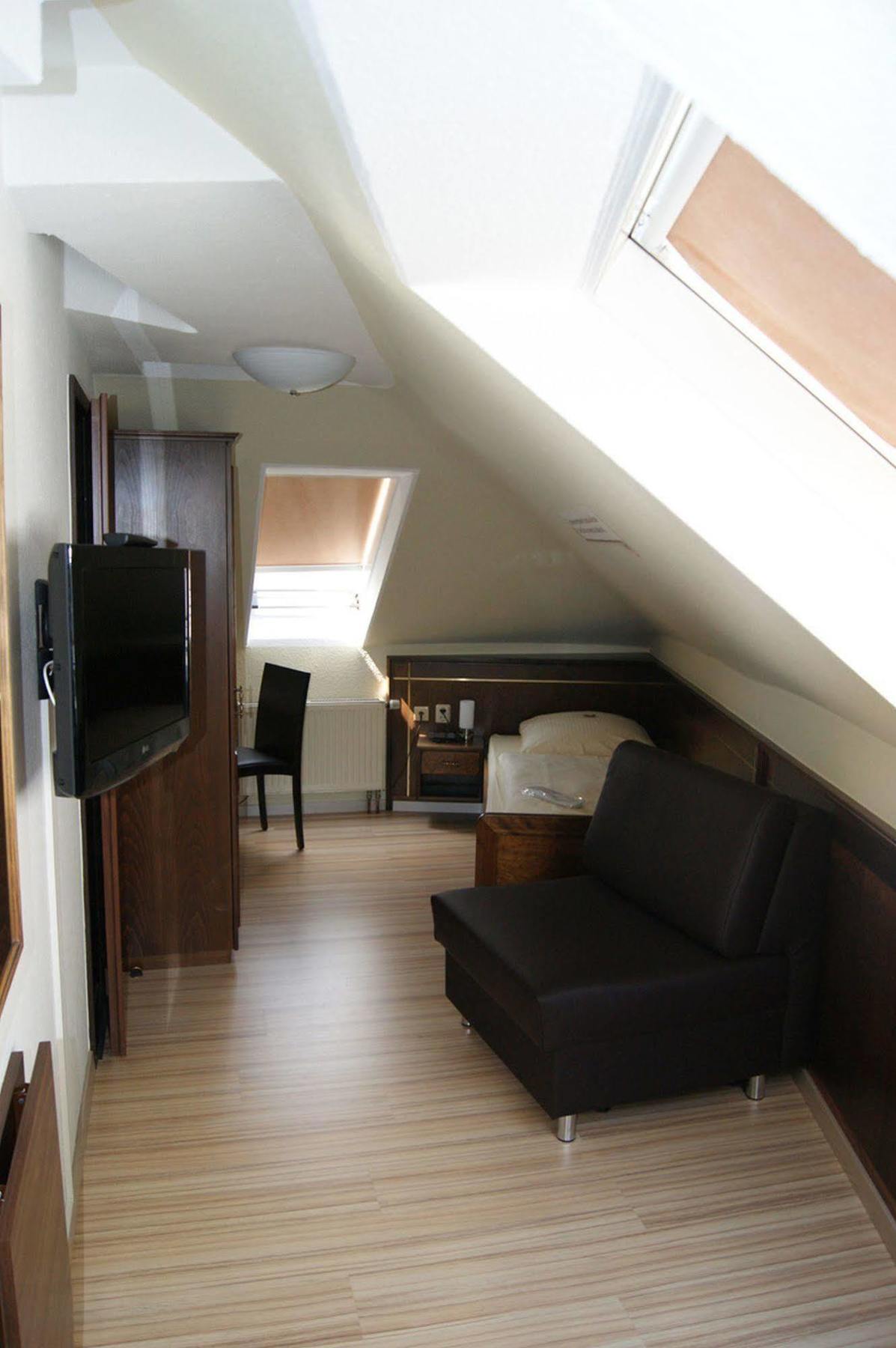 Hotel Am Wilhelmsplatz สตุตการ์ต ภายนอก รูปภาพ